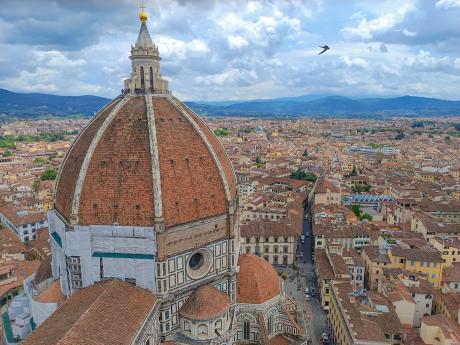 Pohled na&nbsp;renesanční kupoli dómu Santa Maria del Fiore ve&nbsp;Florencii