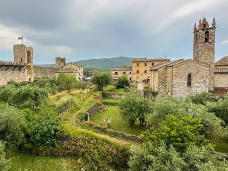 Středověké město Monteriggioni obehnané hradbami stojí za návštěvu