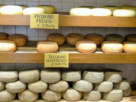 Pecorino je tvrdý slaný sýr z ovčího mléka používaný hlavně na těstoviny