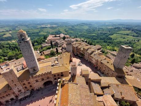 Pohled na San Gimignano ze středověké věže La Torre Grossa