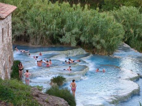 V Saturnii se můžete vykoupat v sirné vodě o stabilní teplotě 37,5 °C