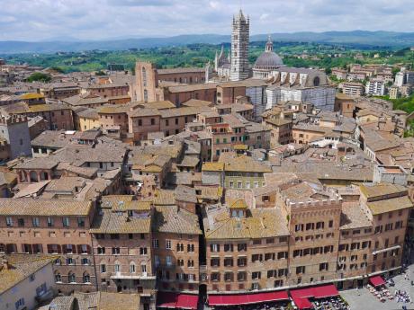 Výhled ze 102&nbsp;m vysoké&nbsp;věže Torre di&nbsp;Mangia na město Siena