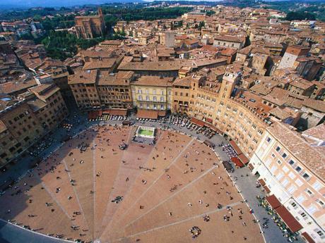 Náměstí Piazza del Campo v centru Sieny svým tvarem připomíná lasturu