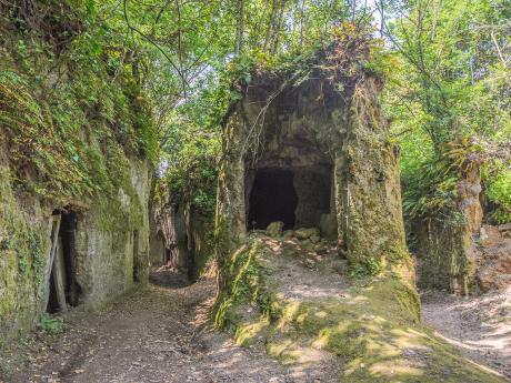 Na túře ze Sovany do Pitigliana se prochází tajemnými Vie Cave