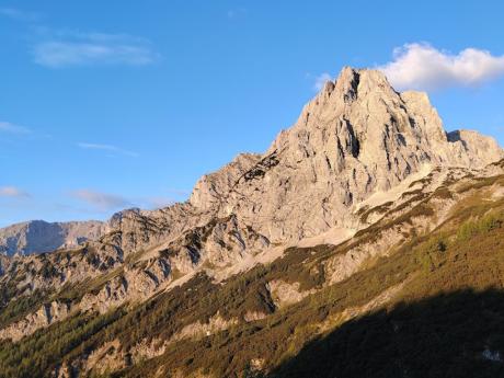 Výrazný vrchol Spitzmauer při západu slunce