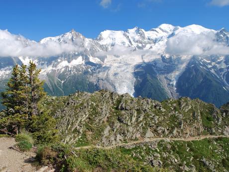 Masiv Mont Blancu při pohledu z vyhlídkové trasy Grand Balcon du Sud