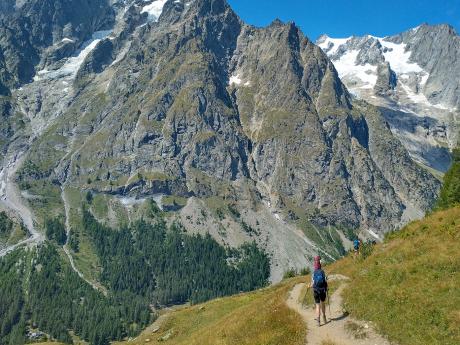 Okružní trasa kolem masivu Mont Blanc nabízí dechberoucí výhledy
