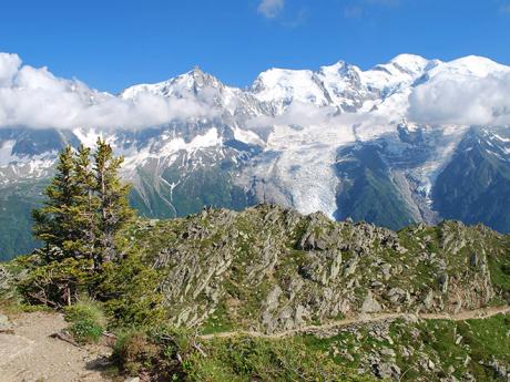 Masiv Mont Blancu při pohledu z vyhlídkové trasy Grand Balcon du Sud