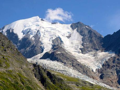 Ledovec Bionnassay na západním úbočí masivu Mont Blancu