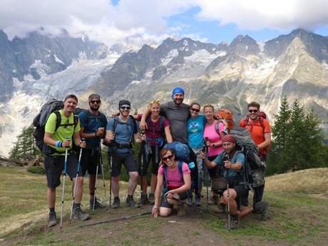 Parta borců a borkyň pod masivem Mont Blancu