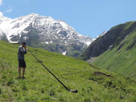 Švýcarský pastevec s tradičním dechovým nástrojem – alpským rohem
