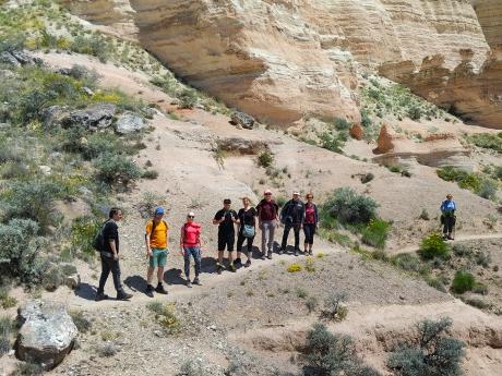 Túra z Çavuşinu na tufovou stolovou horu Ak Dağ (1 324 m)