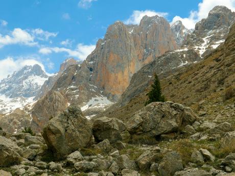 Skály v pohoří Ala Dag jsou díky vysokému obsahu železa načervenalé
