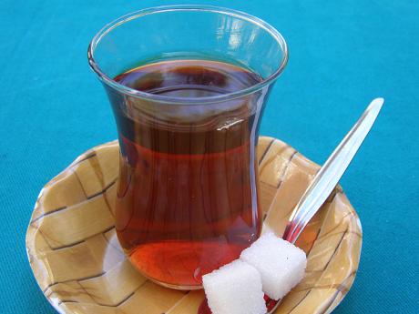 Turecký národní nápoj – čaj v typické sklence ve tvaru květu tulipánu