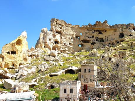 Kdysi obývaný skalní útes vesnice Çavuşin s kostelem sv. Jana Křtitele