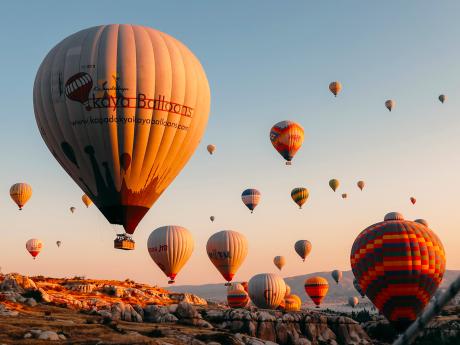 Ranní let balónem nad krajinou v okolí Göreme je vskutku zážitek