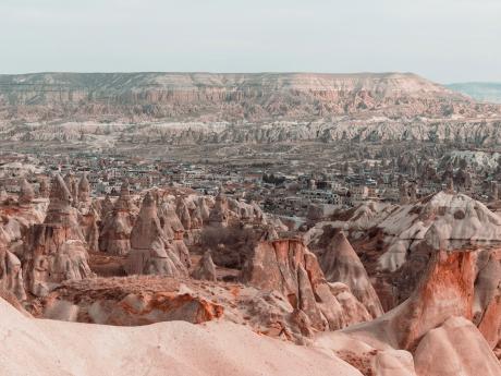 Červené údolí uchvátí pozorovatele krajinou s pestrou škálou barev
