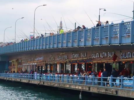 Galatský most vedoucí přes Zlatý roh je velmi oblíbený mezi místními rybáři