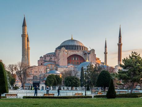 Původně křesťanský chrám Hagia Sofia v Istanbulu je dnes mešitou