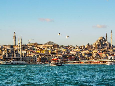 Pohled na turecké hlavní město Istanbul přes záliv Zlatý roh