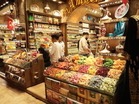 Egyptský bazar je největší trh s kořením a ovocem v Istanbulu