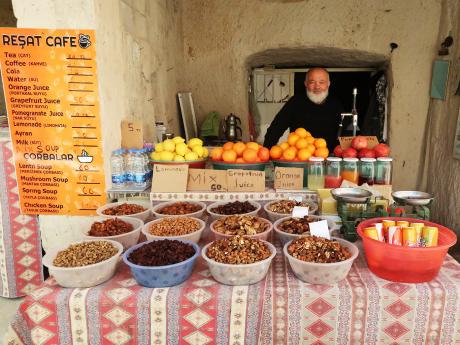 Obyvatelé Kappadokie často prodávají sušené plody, které sami vypěstovali