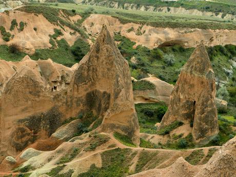 Skalní útvary v okolí Göreme mají roztodivné tvary a barvy