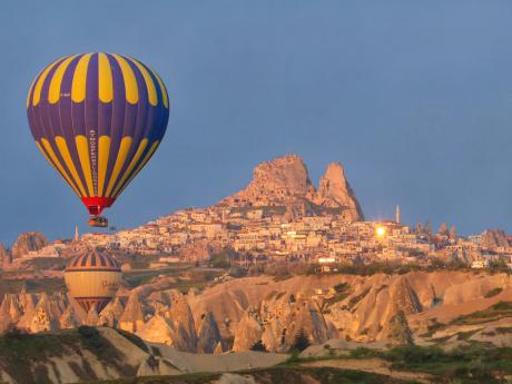 Dominantou Uçhisaru je skalní vyvřelina Kale