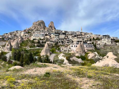 Vesnice Uçhisar se skalním hradem leží ve výšce 1 250 m n.m 