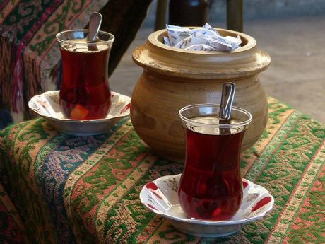 Čaj se v Turecku podává v 1dcl skleničkách