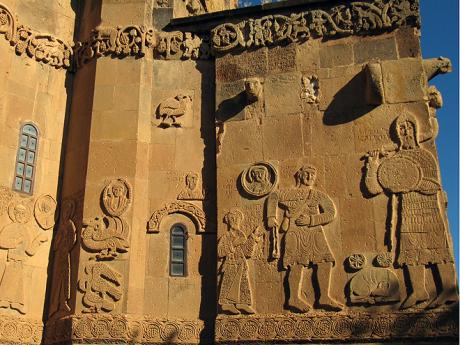 Reliéfy na středověkém arménském kostelíku na ostrově Ahtamar