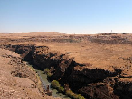 Kaňon řeky Achuryan (Arpaçay) na turecko-arménské hranici