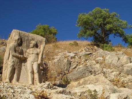 Reliéf krále Mithridata a bájného Herkula v Arsameii