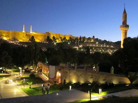 Şanli Urfa - posvátné město, které je nejkrásnější po setmění