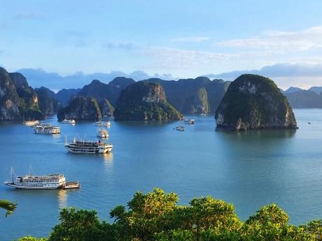 Zátoku Ha Long v Jihočínském moři tvoří stovky skalnatých ostrůvků