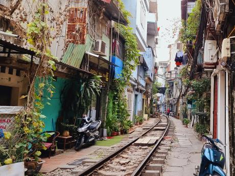 Známá hanojská ulička, kde několikrát denně projíždí vlak přímo mezi domy