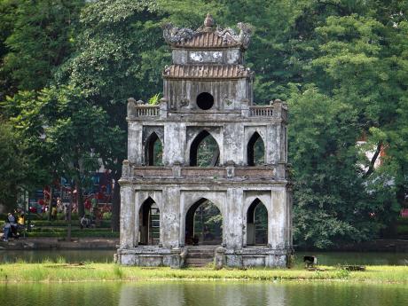 Na jednom z ostrůvků jezera Hoan Kiem stojí pagoda Thap Rua (Želví věž)