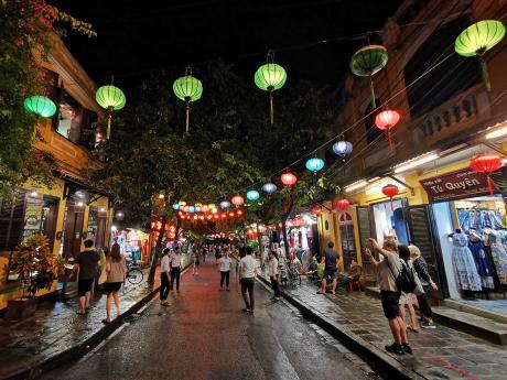 Večerní ulice Hoi An jsou plné barevných lampionů