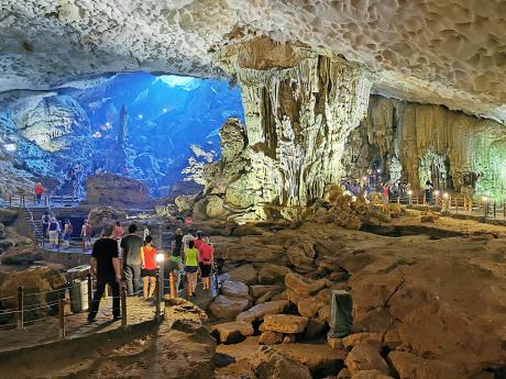 Rozsáhlá krápníková jeskyně Sung Sot