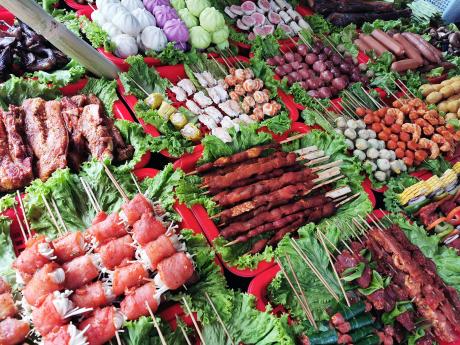 Na ulicích po celém Vietnamu se prodává různé maso na špejli, stačí si jen ukázat