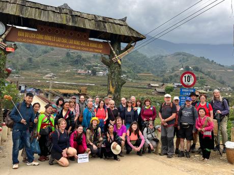 Nadšení turisté na výšlapu údolím Muong Hoa