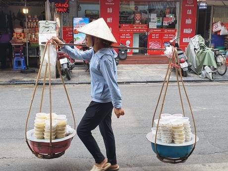 Pouliční prodejkyně vietnamských knedlíčků