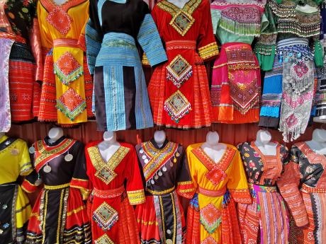Ukázka tradičního etnického oblečení v oblasti Sapy