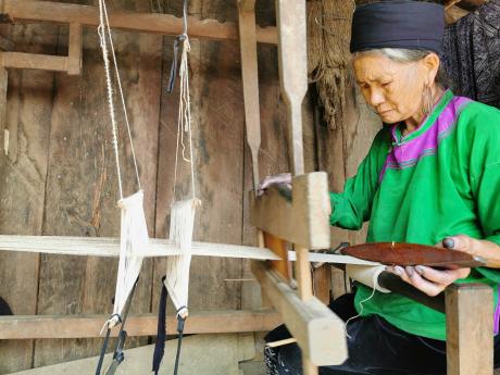 Hmongské ženy si své charakteristické oděvy barvené indigem vyrábí sami