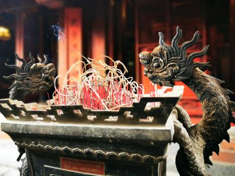 Na vonné tyčinky a symboliku draka narazíte ve Vietnamu u každého chrámu