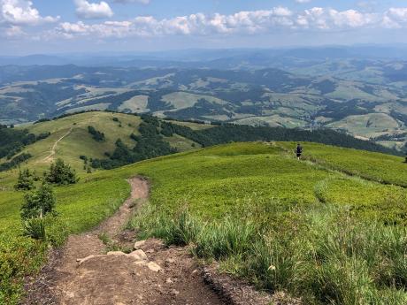 Sestup přes travnaté pláně poloniny Boržava