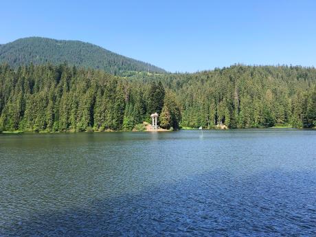 Ledovcové jezero Siněvir, které se nachází ve stejnojmenném NP