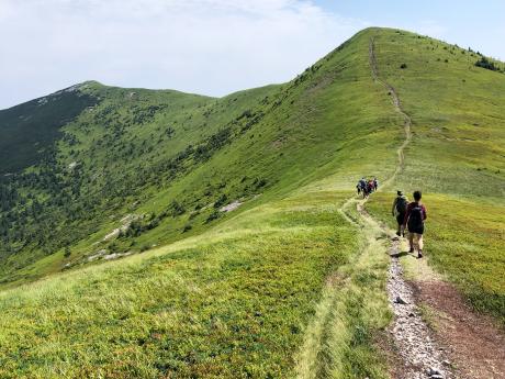 Malebné klikatící se cestičky po hřebenech poloniny Piskoňa